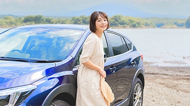 車に寄りかかる女性