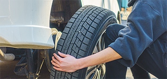 車を点検する男性の写真