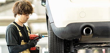 車を点検する男性の写真