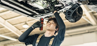 車を点検する男性の写真