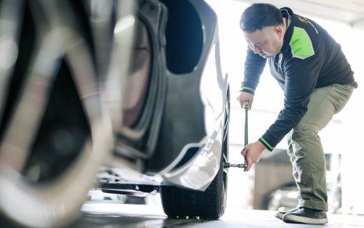 タイヤ周辺の整備をするKURUMAZAスタッフ