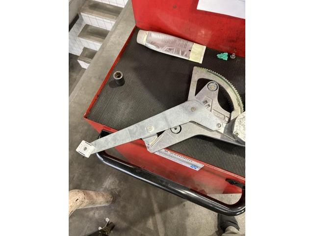 左リアパワーウィンドレギュレータ