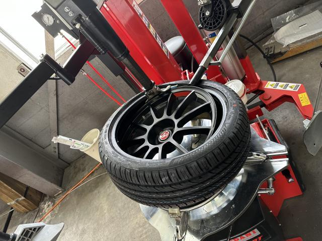 タイヤチェンジャーを用いてタイヤを取り付けているところ