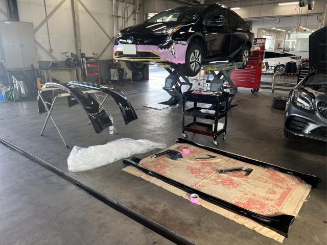 プリウスのエアロパーツを取り替えるため、リフトで持ち上げているところ