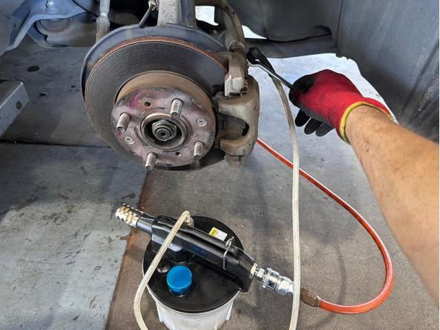 ホンダのN-BOXブレーキフルードの交換作業