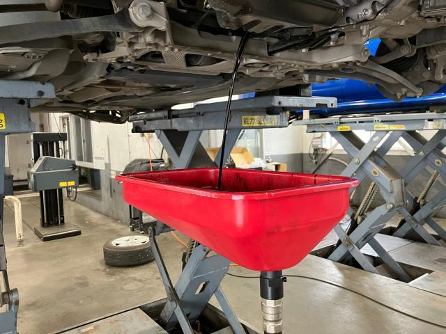 エンジンオイルを下抜きしている様子