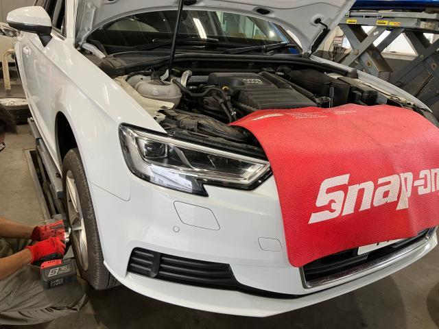 タイヤ周りの点検を行うスタッフ