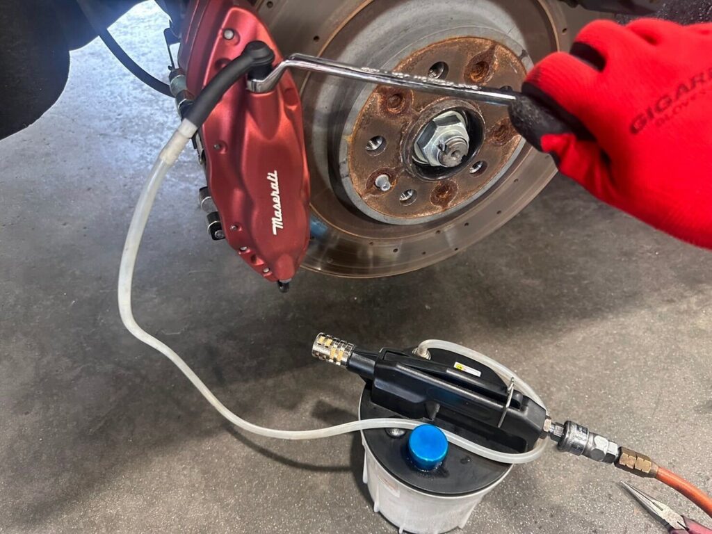 エンジンフルードを交換している場面