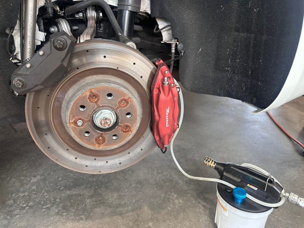 エンジンフルードを交換している場面