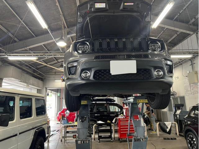 リフトで持ち上げられたグレーのレネゲード