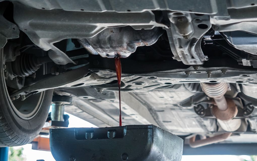 エンジンオイルの下抜きをしている様子