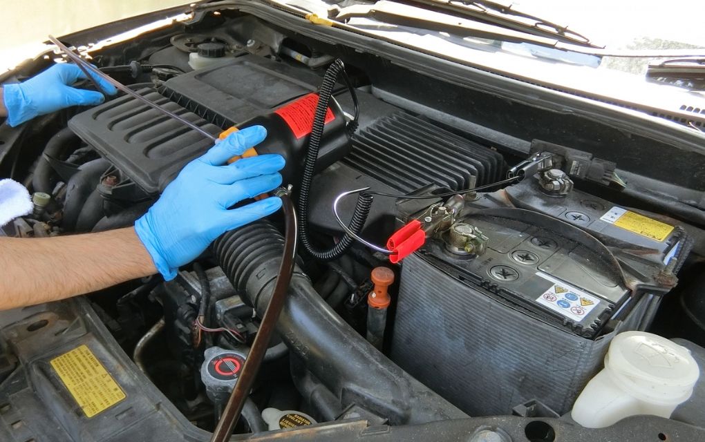 エンジンオイルの上抜きをしている様子