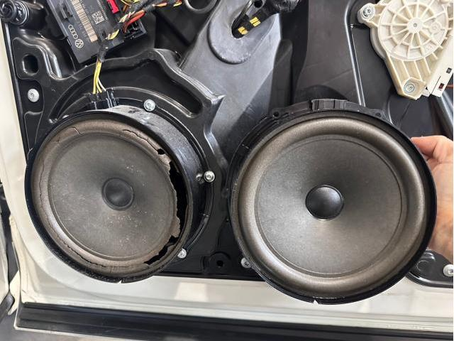 壊れたスピーカーと新品のスピーカー