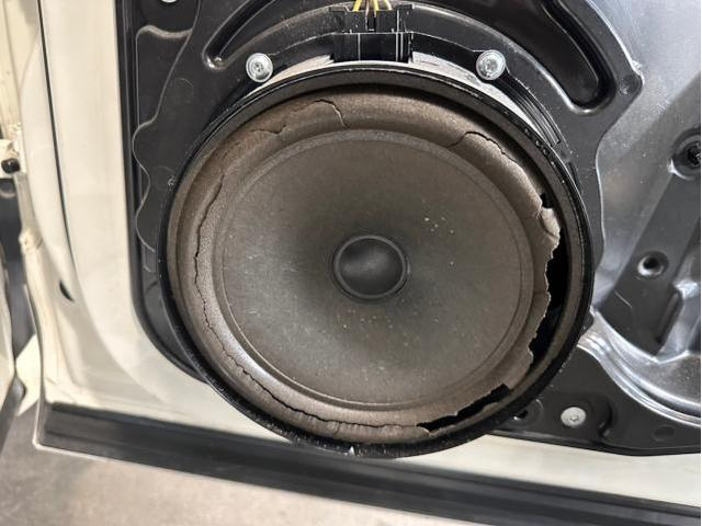 壊れたスピーカー。エッジ部分(外側の振動板を支える部分)が大きく破損している。