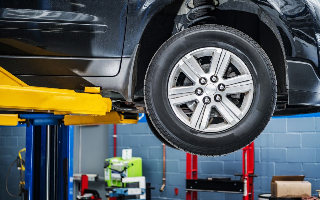 ボディを上げられた車