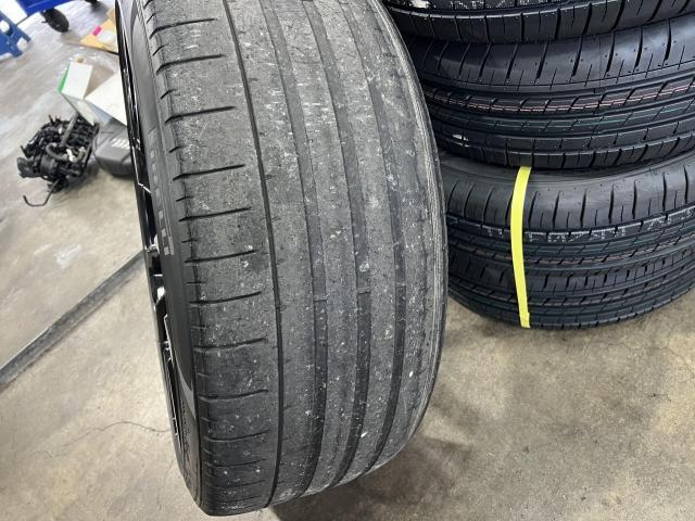 使用済みのタイヤ。溝が薄くなり劣化が見て取れる