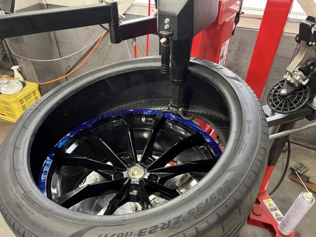 タイヤをホイールから外す様子