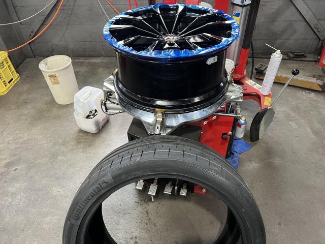 タイヤを、タイヤチェンジャーを用いて完全にホイールから外したところ。今から新しいタイヤを取り付ける