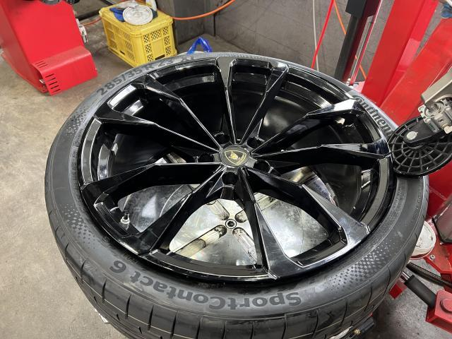 新しいタイヤと、ホイールを組み合わせた