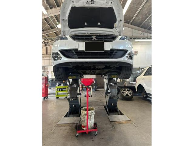 プジョー308のエンジンオイルを下抜きしている様子