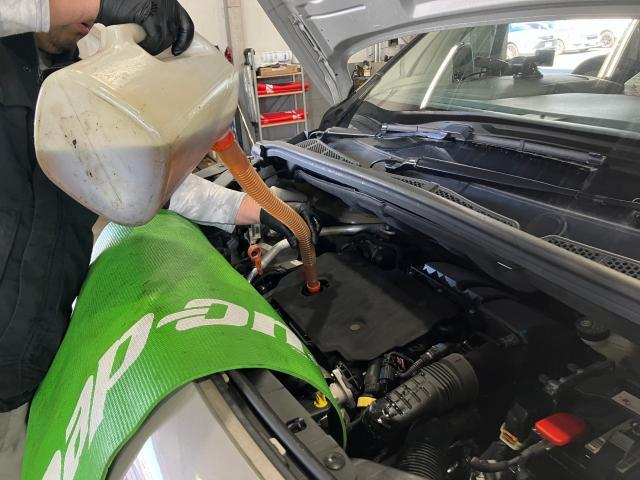 オイル交換を行うベルランゴ