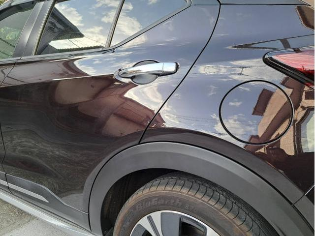 ピカピカのボディに空が映っているキックス