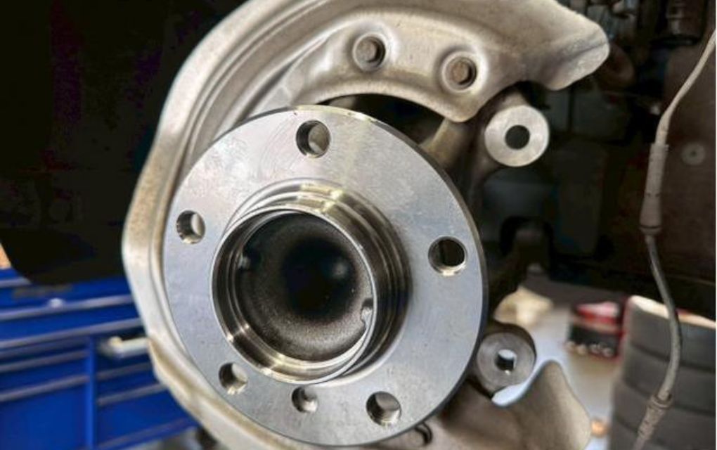 ハブユニットが、車体側にガッチリ固定された状態