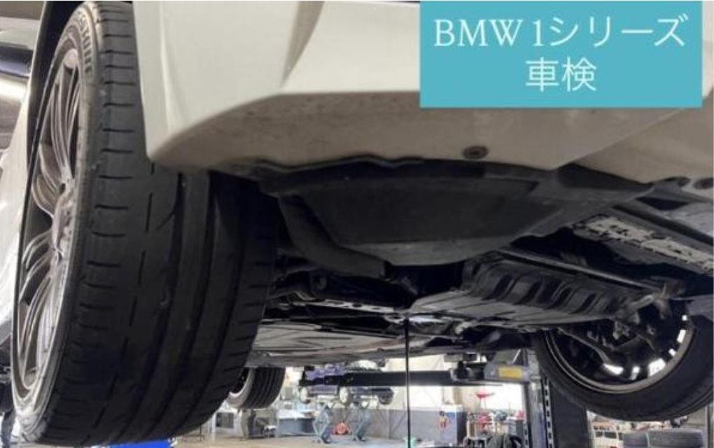 エンジンオイルを排出している様子