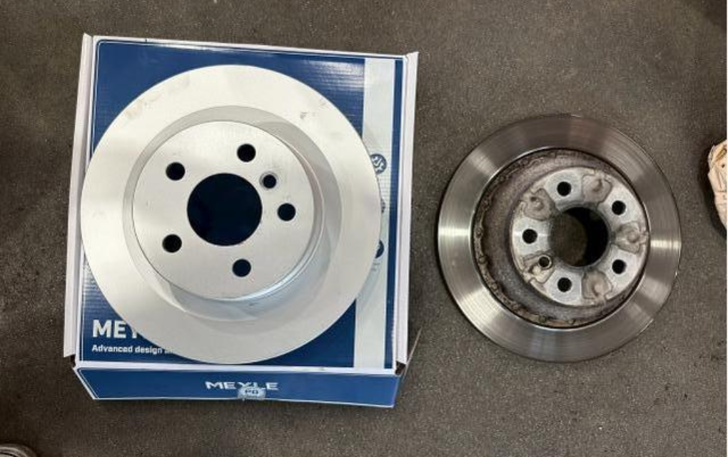 摩耗の進んだディスクローターと、新品のディスクローター